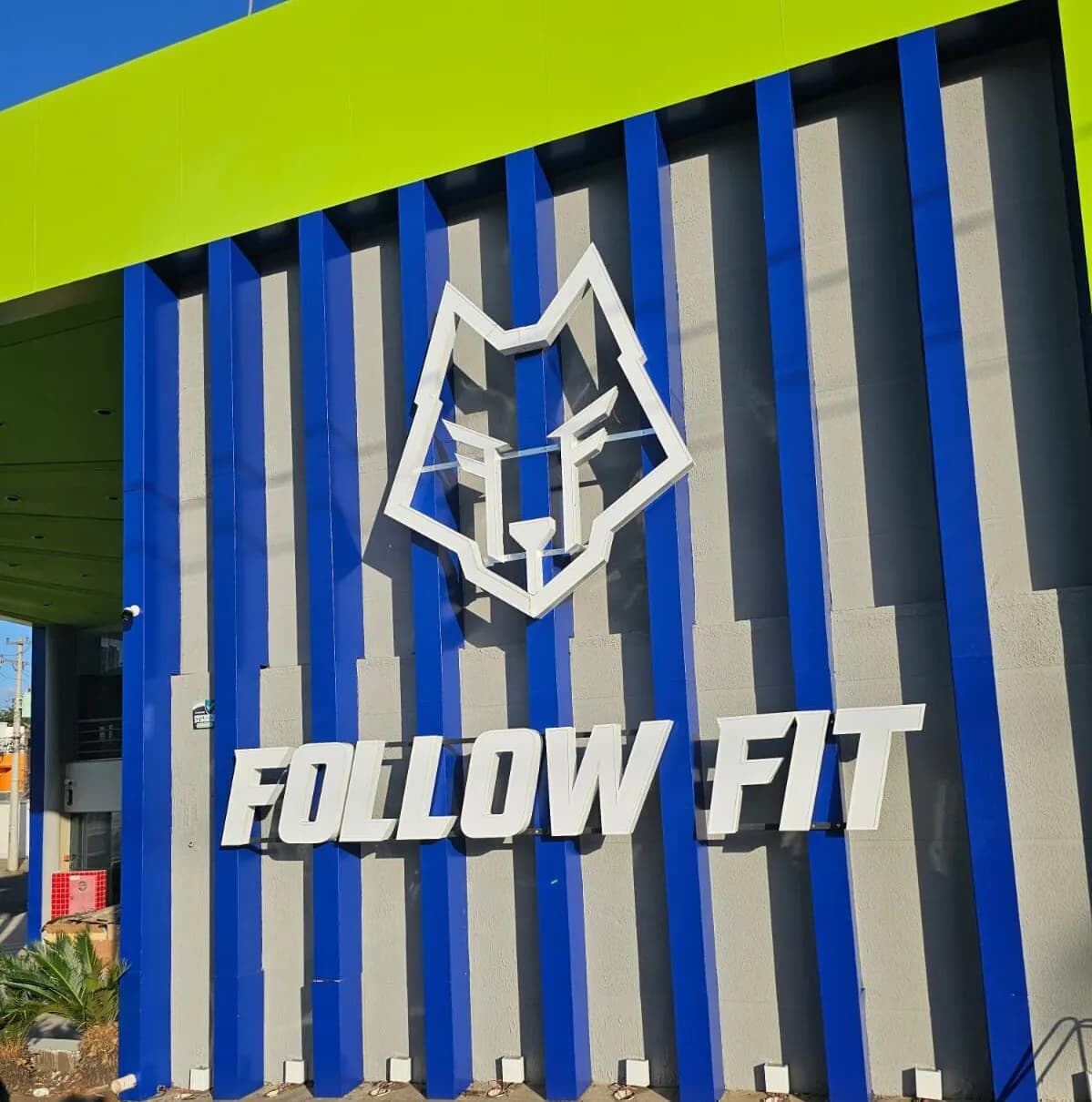 Fachada da Follow Fit Nova América